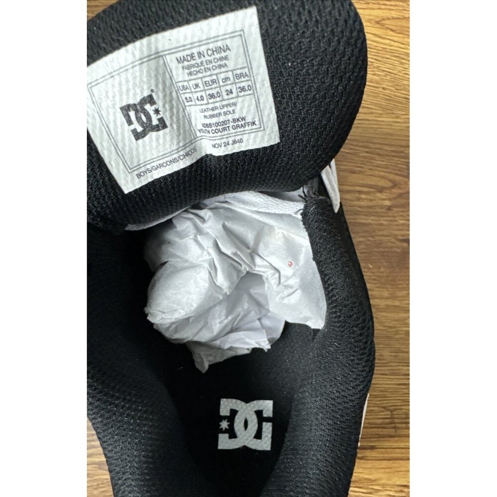 DC Court Graffik Low Top Skate boy's Shoe Sneaker, Black/White, 5 US Big Kid - Picture 9 of 9